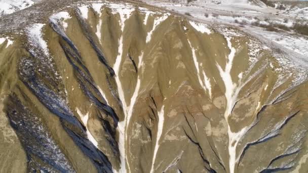 Vue aérienne sur les montagnes de neige. Panorama des Alpes épiques. Drone shot of Apline Mountains, Drone looks at rocky edge mountain and snow — Video