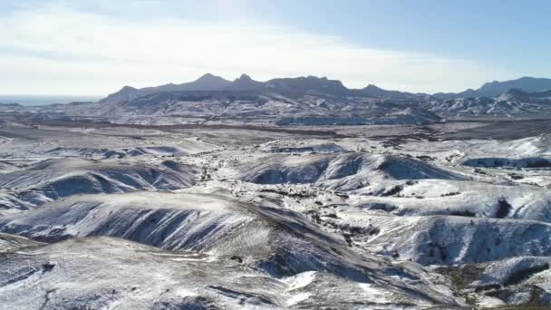 Andesgebergte. De vallei van de bergen met sneeuw op de top, Luchtfoto uitzicht. Bereik van de Andes, Argentinië — Stockvideo