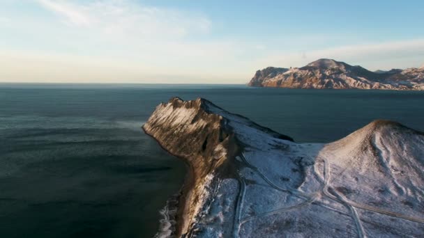 格陵兰山区海岸边缘的鸟图。格陵兰被雪覆盖的山脉鸟图 — 图库视频影像