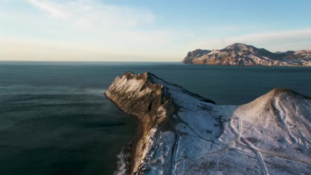 Vista aerea ai margini della costa montuosa della Groenlandia. Vista aerea sulle montagne innevate della Groenlandia — Video Stock