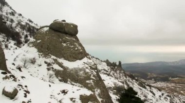 Bulutlu Dağları akşam. Vurdu. Üstten görünüm bulutlu havalarda karla kaplı dağların. Kafkas Dağları, Georgia, Kayak Merkezi Gudauri göster