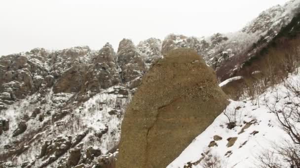 雪で覆われたピークを持つ高山風景です。ショット。雪でおおわれた山の上から見る — ストック動画