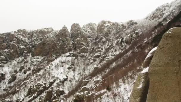 Montañas nubladas por la noche. Le dispararon. Vista superior de las montañas nevadas en un clima nublado. Montañas del Cáucaso, Georgia, vista desde la estación de esquí Gudauri — Vídeos de Stock