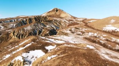 Kar ile kaplı tepeler, alp yatay. Vurdu. Karla kaplı dağ üstten görünüm