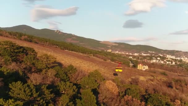 明るい夏のカラフルな山は青い曇り空とスキー場のリフト風景します。ショット。山を持ち上げてください。 — ストック動画