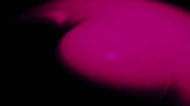 Αφηρημένο ροζ τσιχλόφουσκα κολλώδες υλικό στη μίξη της διαδικασίας. Ιξώδης ουσία ανάμειξη σε μαύρο φόντο. — Αρχείο Βίντεο