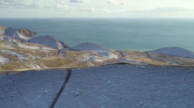 Dağlar ve deniz Panoraması. Vurdu. Norveç'te güzel doğal hava manzara. Dağlar ve deniz kışın güzel manzara üzerinde üstten görünüm