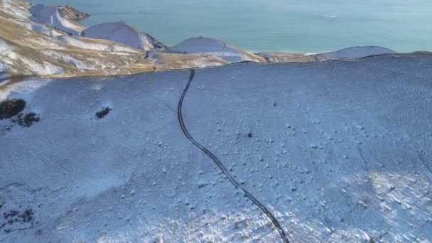 Panorama delle montagne e del mare. Gli hanno sparato. Bellissimo paesaggio aereo naturale in Norvegia. Vista dall'alto su un bellissimo paesaggio con montagne e mare in inverno — Video Stock