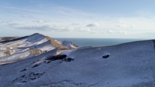 Panorama över bergen och havet. Skott. Vackra flygbilder landskap i Norge. Ovanifrån på vackra landskapet med bergen och havet på vintern — Stockvideo