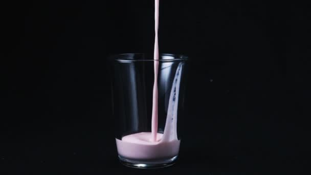 Nahaufnahme Eines Sauberen Glases Das Mit Erdbeer Milchshake Gefüllt Ist — Stockvideo