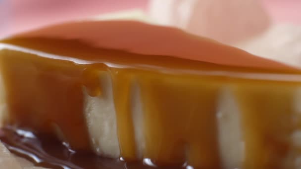 Köstlichen Hausgemachten Käsekuchen Mit Karamell Auf Rosa Hintergrund Gekrönt Nahaufnahme — Stockvideo
