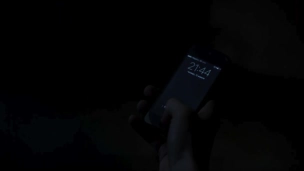 Cep telefonunuzun ve gece modu karanlık odada içine koymak için bir el için kapatın. Akıllı telefon, gece modu kapatma tutan el. — Stok video