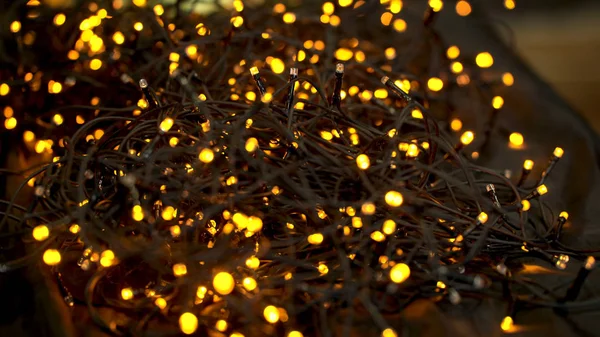 Hermosa guirnalda con luces de cerca. enfoque selectivo de Navidad luces de guirnalda de oro caliente. Fondo luces de Navidad —  Fotos de Stock