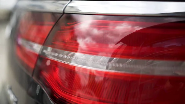 Κοντινό πλάνο της κόκκινη ουρά φώτα, λεπτομέρειες των σύγχρονων, πολυτελών, μαύρο Suv. Απόθεμα. Μαύρο αυτοκίνητο διάλειμμα φώτα, έννοια του φωτισμού οχημάτων. — Φωτογραφία Αρχείου
