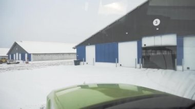 Ahır inekleri ile kamyonette. Görüntüleri. Kamyon çiftlikte kulübeler ile kış ve beyaz kar sürmek. Tarım ve Hayvancılık