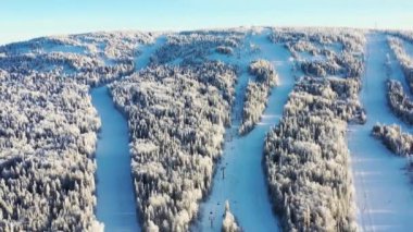 «Ana sayfa» Kayak pistlerinin asansörler ile görünüm. Görüntüleri. Karla kaplı dağ yamacı iğne yapraklı orman ve Kayak ile güzel manzarasına kış tatil tesisi