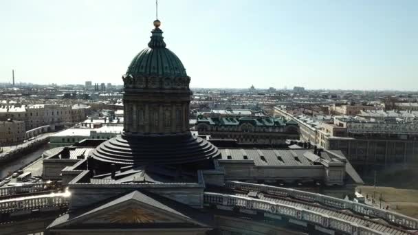 Antenne für ein beeindruckendes Stadtbild der Kathedrale von Kazan in Sankt Petersburg, Russland. Kuppel und Säulen der schönen Kazan-Kathedrale bei klarem Himmel. — Stockvideo
