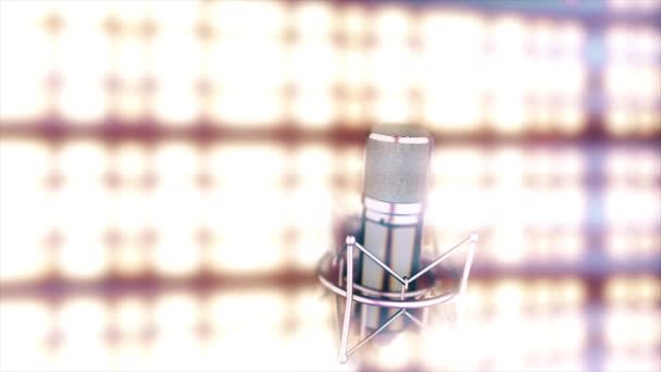 Mikrofon na jevišti s světlé, zlatý, rozmazané reflektory na pozadí. Abstraktní stříbrné mic stojící před jasná světla.