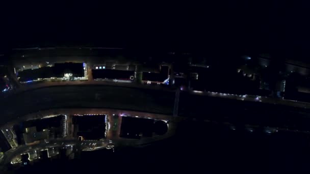 Von oben Luftaufnahme der Straße, Straße mit Verkehr in der Nacht. Straße mit fahrenden Autos im Dunkeln einer Großstadt, Blick von oben. — Stockvideo