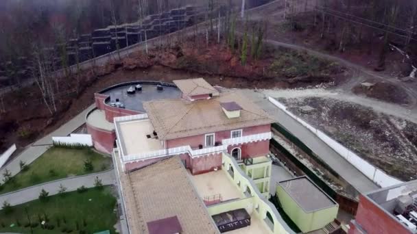 Üstten Görünüm ülke yazlık dağ orman alanı'nda. Orman Highlands kır evi için gözlerden uzak bir yer. House sonbahar arka plan çıplak orman ve düşük bulut ve sis — Stok video