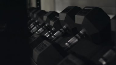 Siyah fitness dumbbells close-up. Yeni dumbell ağırlık fitness merkezi ile sağlık eğitimi için. Eğitim donanımları kavramı