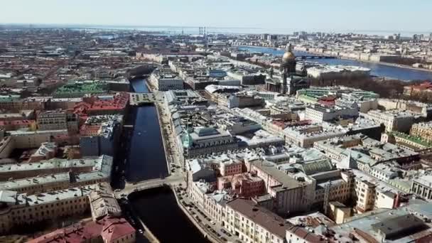 Ovanifrån i gamla stan står på floden. Vacker stad med gamla byggnader och hus som står vid floden kanaler passerar genom staden — Stockvideo