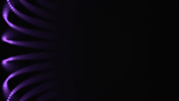抽象、紫、小さな円は、黒の背景、シームレスなループに波のように整然とした方法で移動します。カラフルなドットが円で移動し、暗闇の中で消える. — ストック動画