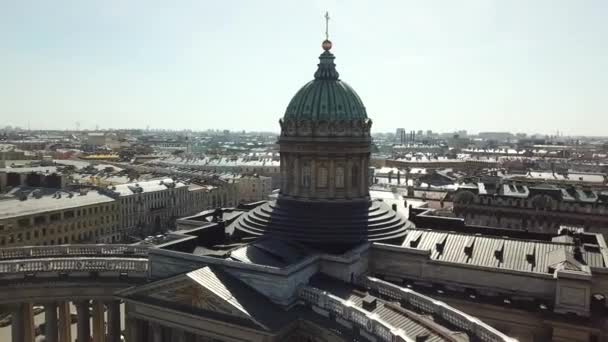 Anténa pro úžasné panoráma Kazaňská katedrála v Saint Petersburg, Rusko. Kopule a sloupce Kazan katedrála na jasné obloze na pozadí. — Stock video