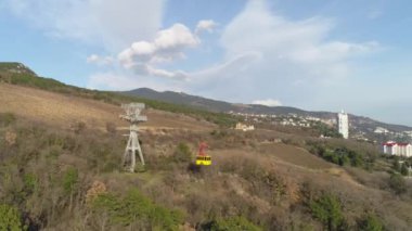 Teleferik ve hareketli sarı füniküler tepe ve arka planda binalar üzerinde. Vurdu. Havadan görünümü