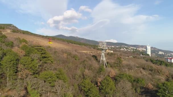 在缆车上看到黄色缆车在山和大厦在背景。拍摄。旅游和旅游 — 图库视频影像