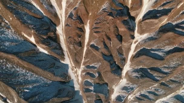 Kahverengi Dağ Yamaçlarında Kar Ile Kaplı Görüntüleyin Yakın Çekim — Stok video