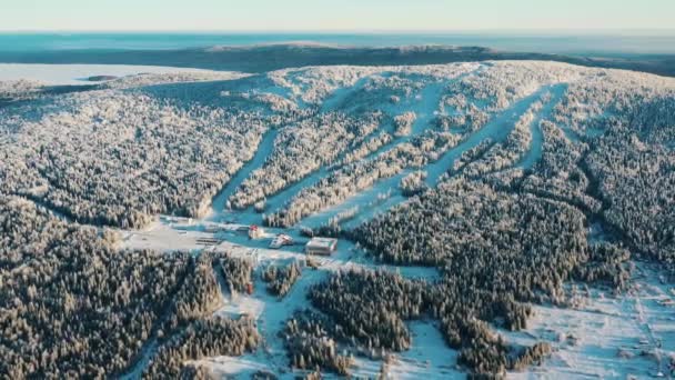 Vista aerea della stazione sciistica circondata da boschi in inverno. Un filmato. Sport all'aria aperta — Video Stock