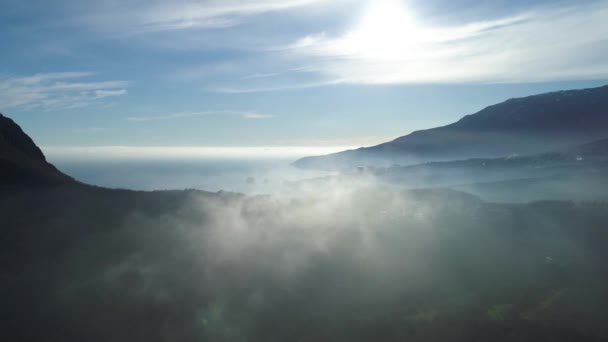 Vista Aérea Del Océano Sin Fin Costa Cerca Alta Montaña — Vídeos de Stock