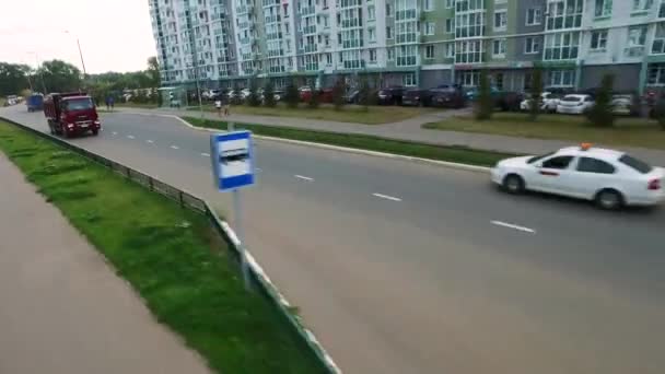 Antenne für Lastwagen, die auf der Stadtstraße zwischen Häusern und Bürgersteigen fahren. Szene. großer, roter LKW nähert sich an einem sonnigen Sommertag der Kreuzung in der Stadt. — Stockvideo