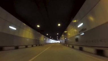 Tünelden araba yolcu açısından araba araba. Sahne. Aracını tünelden sürücü görünümü.
