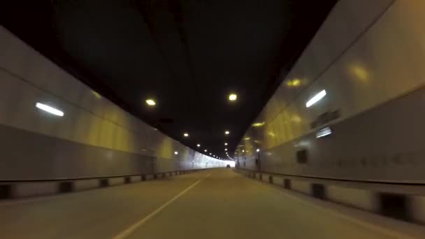 Carro que atravessa o túnel do ponto de vista do passageiro do carro. Cena. Veículo que se move através do túnel, vista do motorista . — Vídeo de Stock