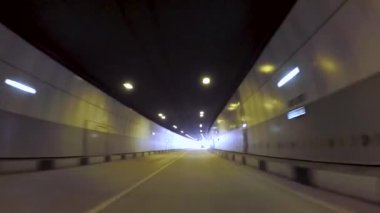 Tünelden araba yolcu açısından araba araba. Sahne. Aracını tünelden sürücü görünümü.