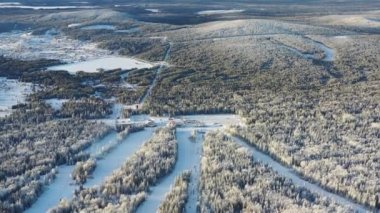 Teleferik kabinleri ve ormanıyla çevrili kışın kayak merkezi hava görünümünü. Görüntüleri. Doğa sporları