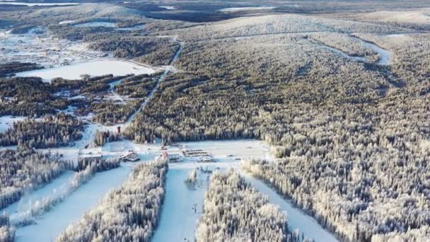 Blick auf Skigebiet, Parkplatz und Hotel umgeben von Wald im Winter. Filmmaterial. Sport im Freien — Stockvideo