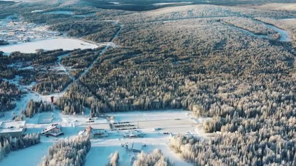 Widok Ośrodek Narciarski Parking Hotel Otoczony Lasem Zimie Sporty Wolnym — Wideo stockowe