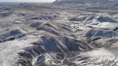 Dağ ve tepeler kar denize yakın/EC hava görünümünde. Vurdu. Muhteşem manzara