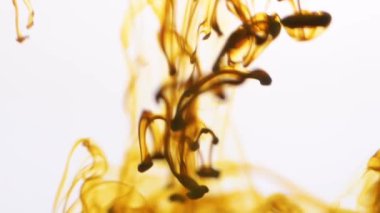 Beyaz bir arka plan üzerinde su doku kahverengi jet sulu boya karıştırma yakın çekim. Arka plan.