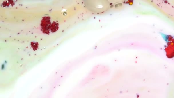 Hermoso fondo colorido con manchas de colores en una superficie de leche blanca. Primer plano . — Vídeo de stock