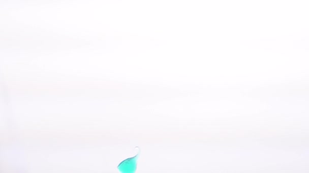 青ゲルは、白い背景の水の落下を削除します。クローズ アップ. — ストック動画