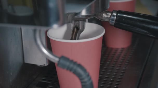 Zbliżenie: papierowy kubek w ekspres do kawy, która jest wypełniona przez gorące czarnej kawy. Parzenie kawy. — Wideo stockowe