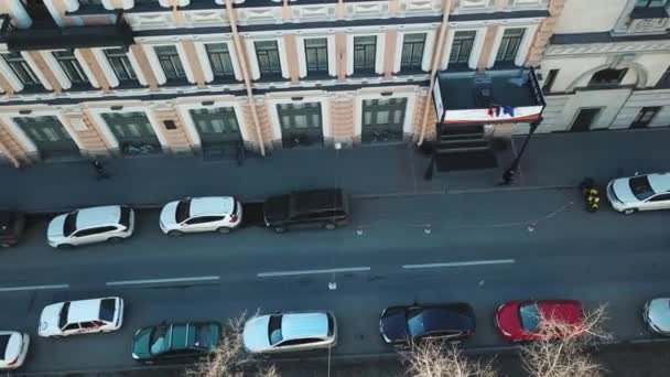 Vista aerea della strada con persone a piedi, case e auto, parcheggiate vicino al marciapiede. Mattina in città . — Video Stock