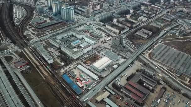 Vista aerea della città, strade, case, ferrovie e altri edifici. Immagine panoramica . — Video Stock
