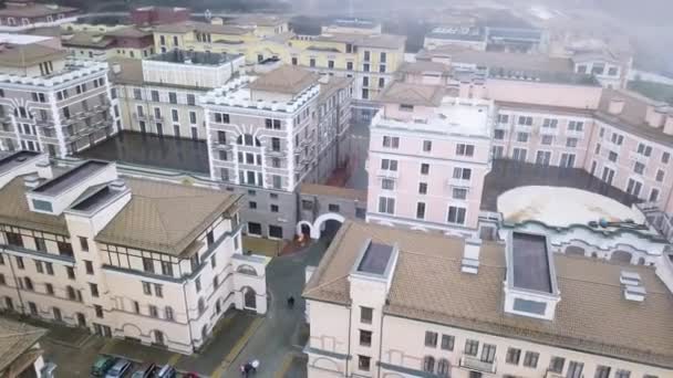 Vista aérea de edificios de colores claros y personas caminando en un día lluvioso de otoño. Hermoso paisaje de ciudad . — Vídeos de Stock