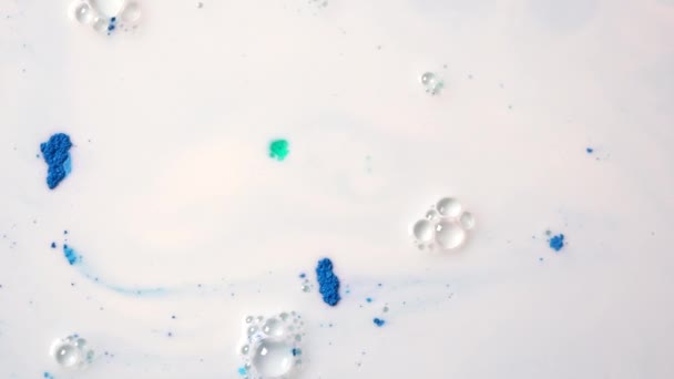 Gros plan sur la coloration alimentaire mélangée au lait, créant un fond abstrait coloré. Belle expérience chimique . — Video