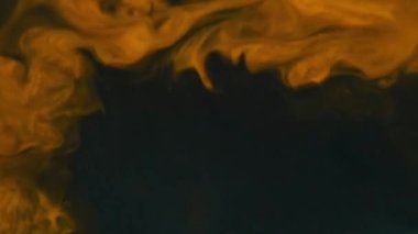 Sarı akrilik boya Close-Up su ile karışık. Altın akrilik doku.